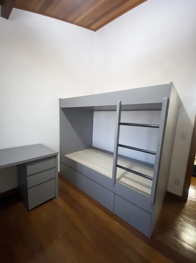 Dormitório infantil com beliche planejado, escada metálica e gaveteiros